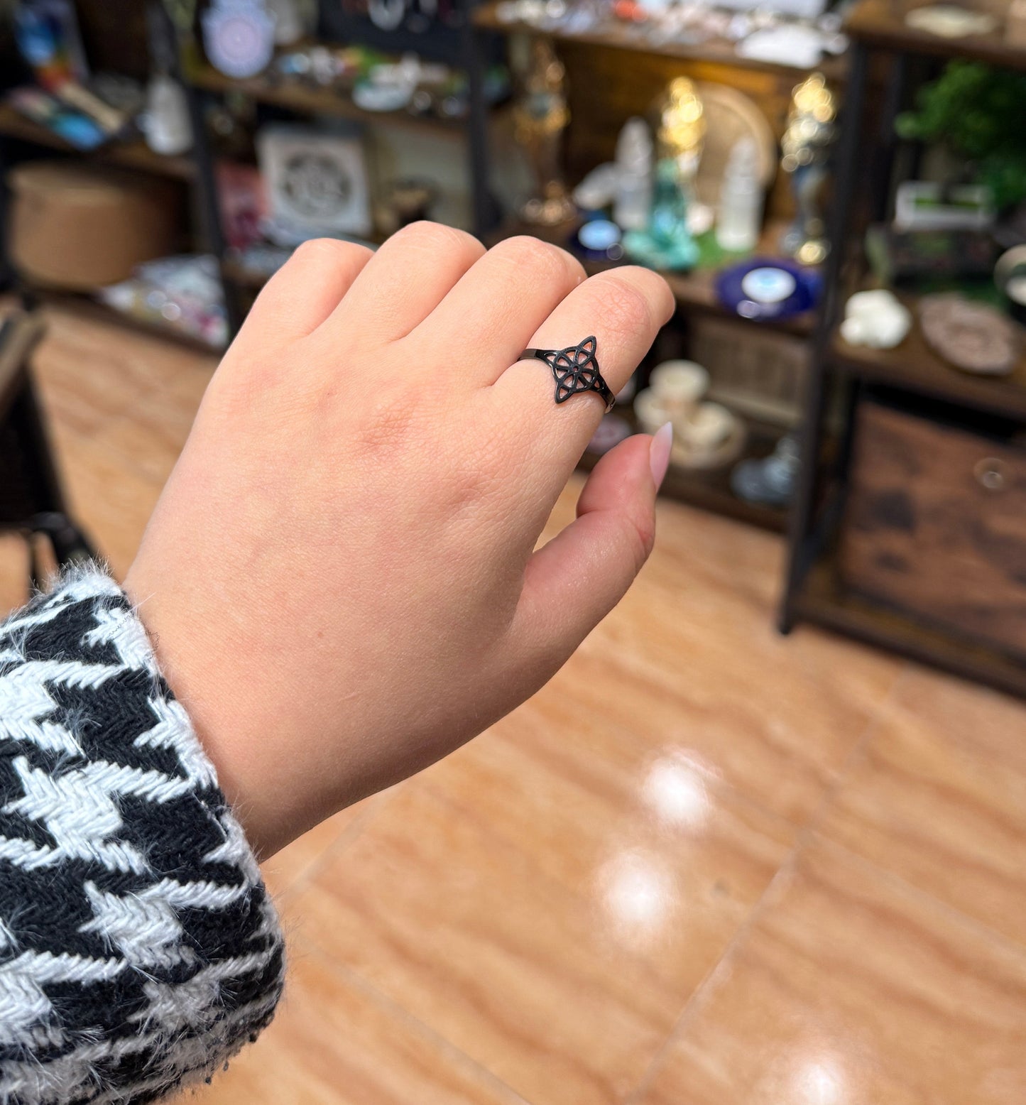 Nudo de Bruja en Acero Negro – Protección, Poder y Estilo