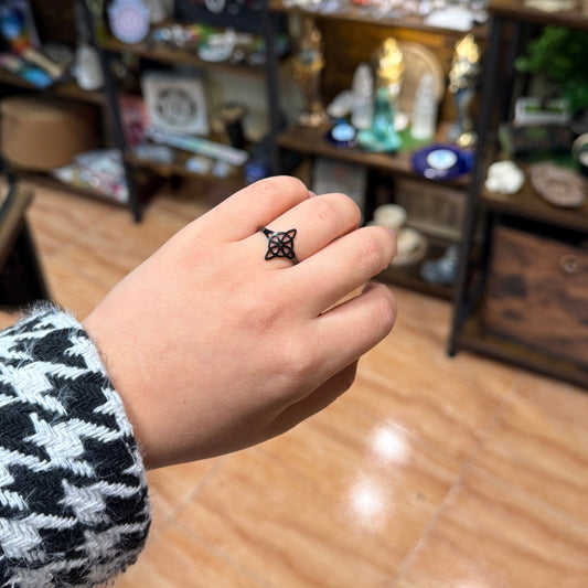 Nudo de Bruja en Acero Negro – Protección, Poder y Estilo