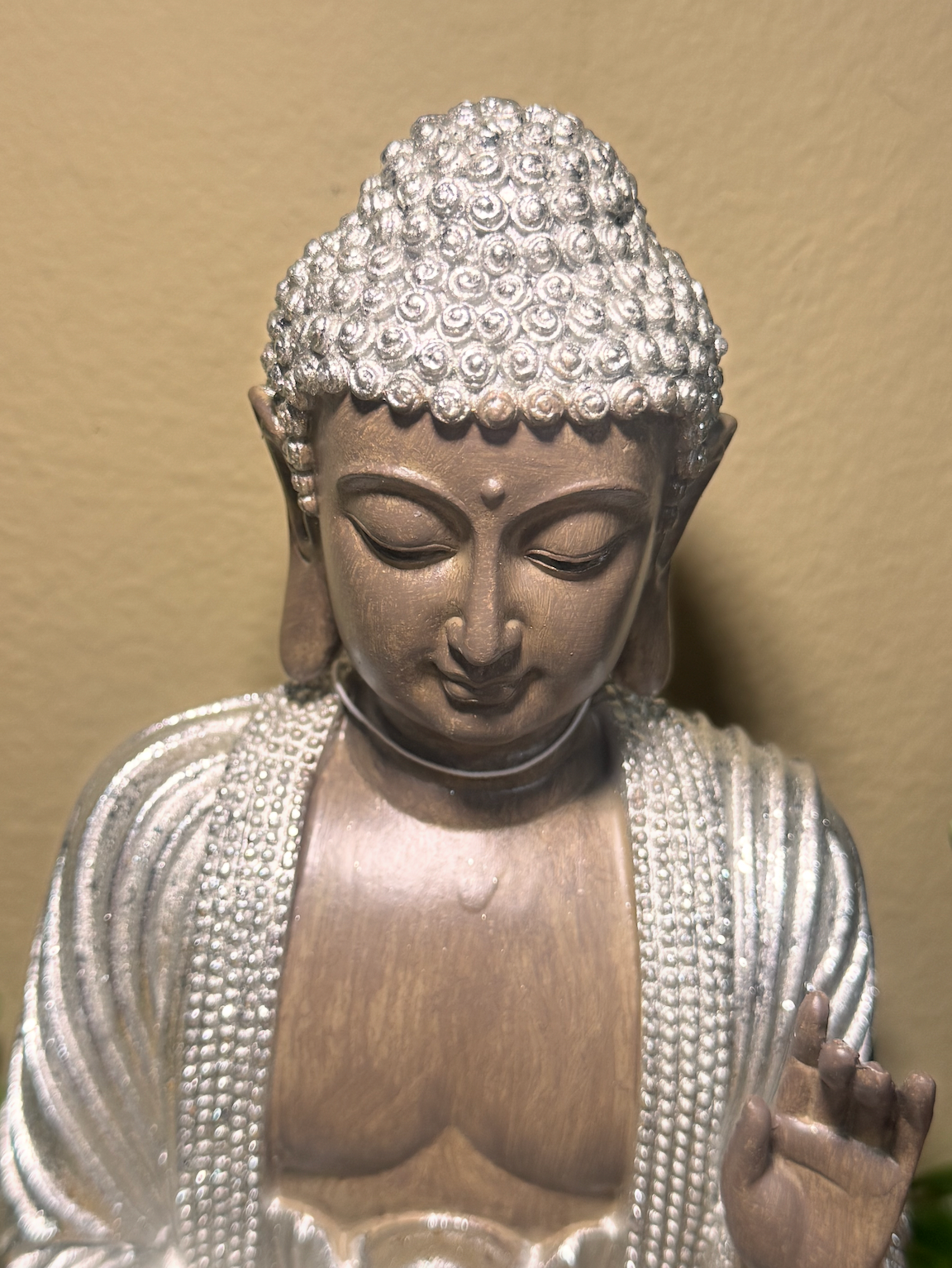 FIgura Buda marrón y plateado