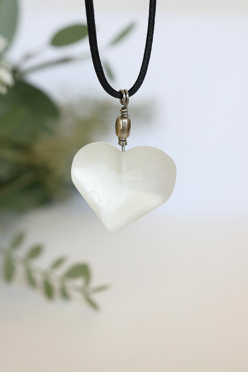 Colgante Corazón de Selenita – Amor, Luz y Protección Energética