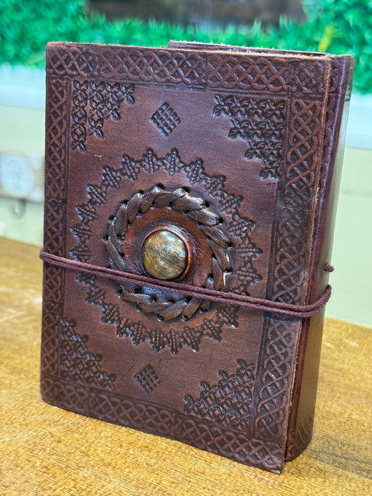 Libreta artesanal de cuero con mineral