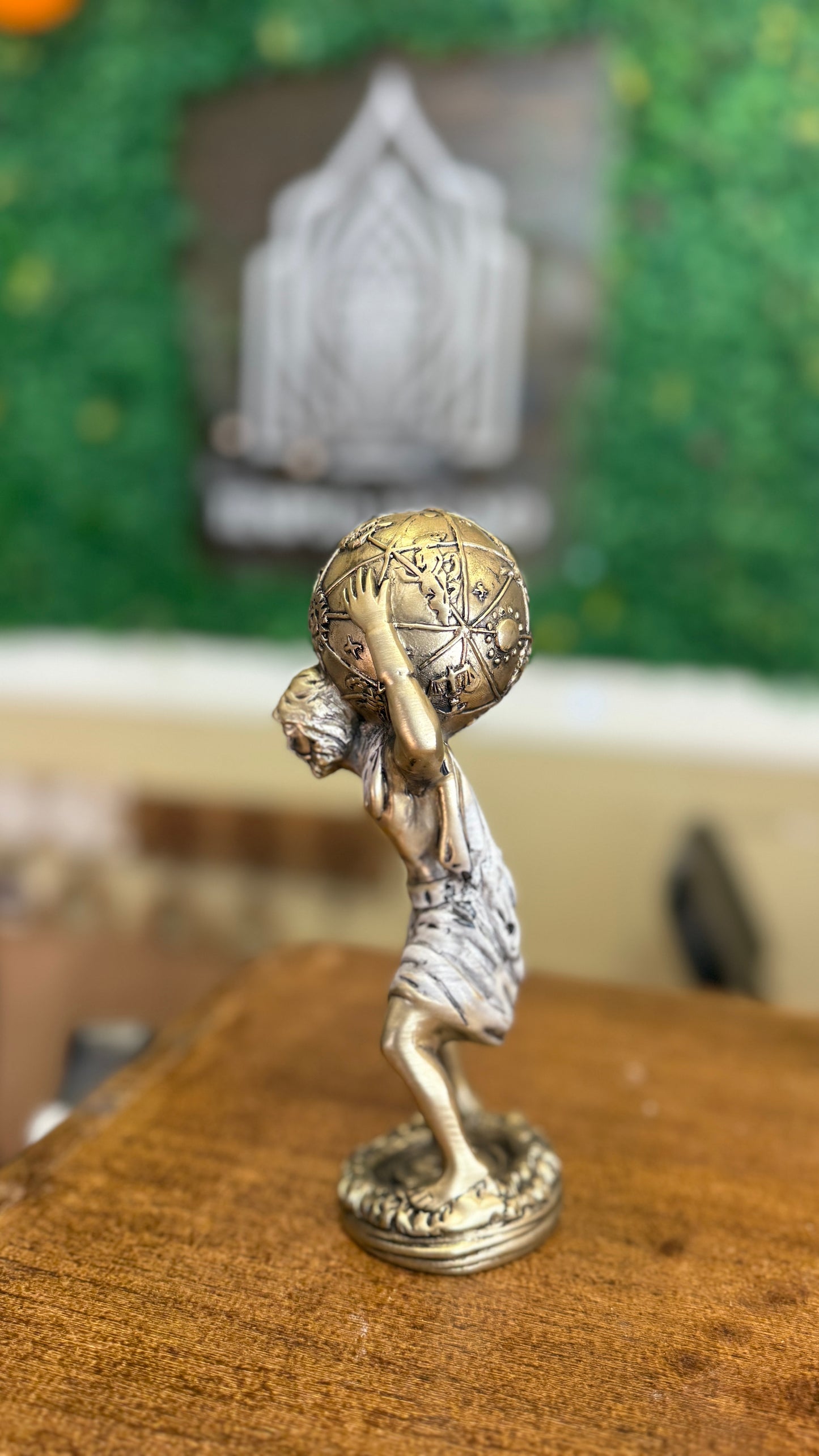 🏛️ Atlas, el Portador del Mundo – Escultura Dorada de Fuerza y Equilibrio
