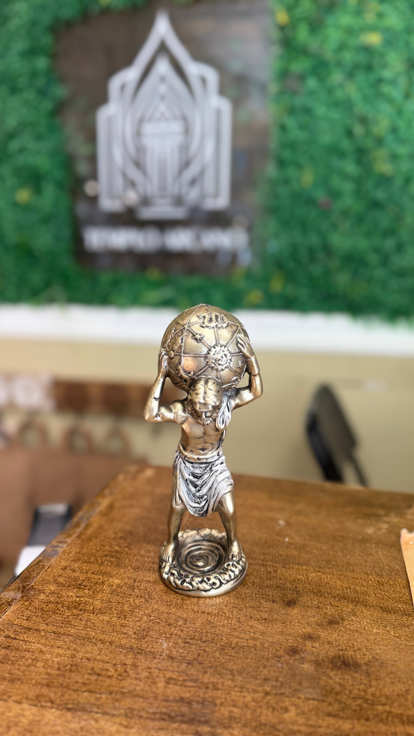 🏛️ Atlas, el Portador del Mundo – Escultura Dorada de Fuerza y Equilibrio