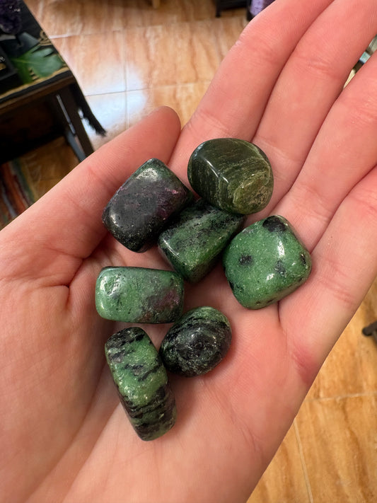 Zoisita rubí pulida — mineral de la energía vital , pasión y equilibrio emocional