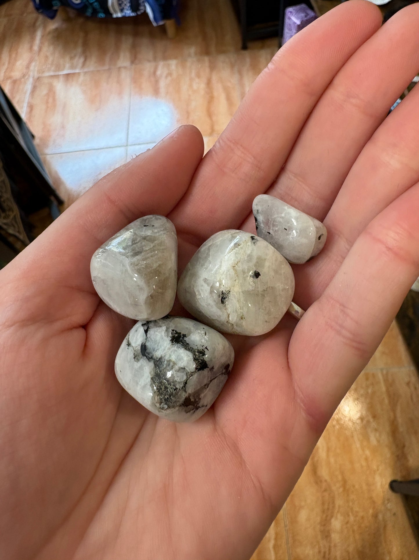 Piedra luna pulida — mineral de la intuición y equilibrio