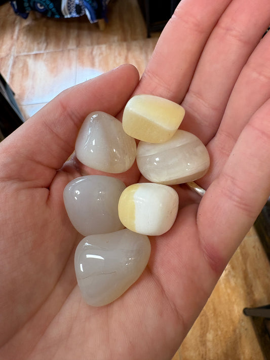 Ópalo crema pulido — mineral de la amplificación y creatividad