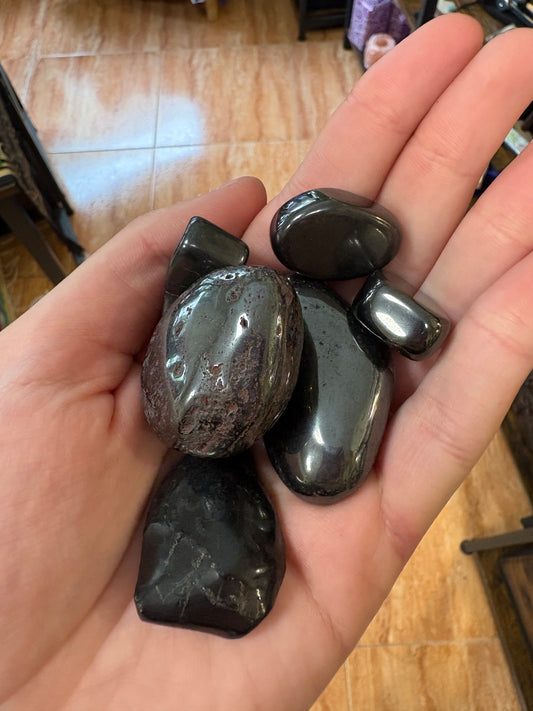 Hematita pulida — mineral de enraizamiento, protección y equilibrio energético