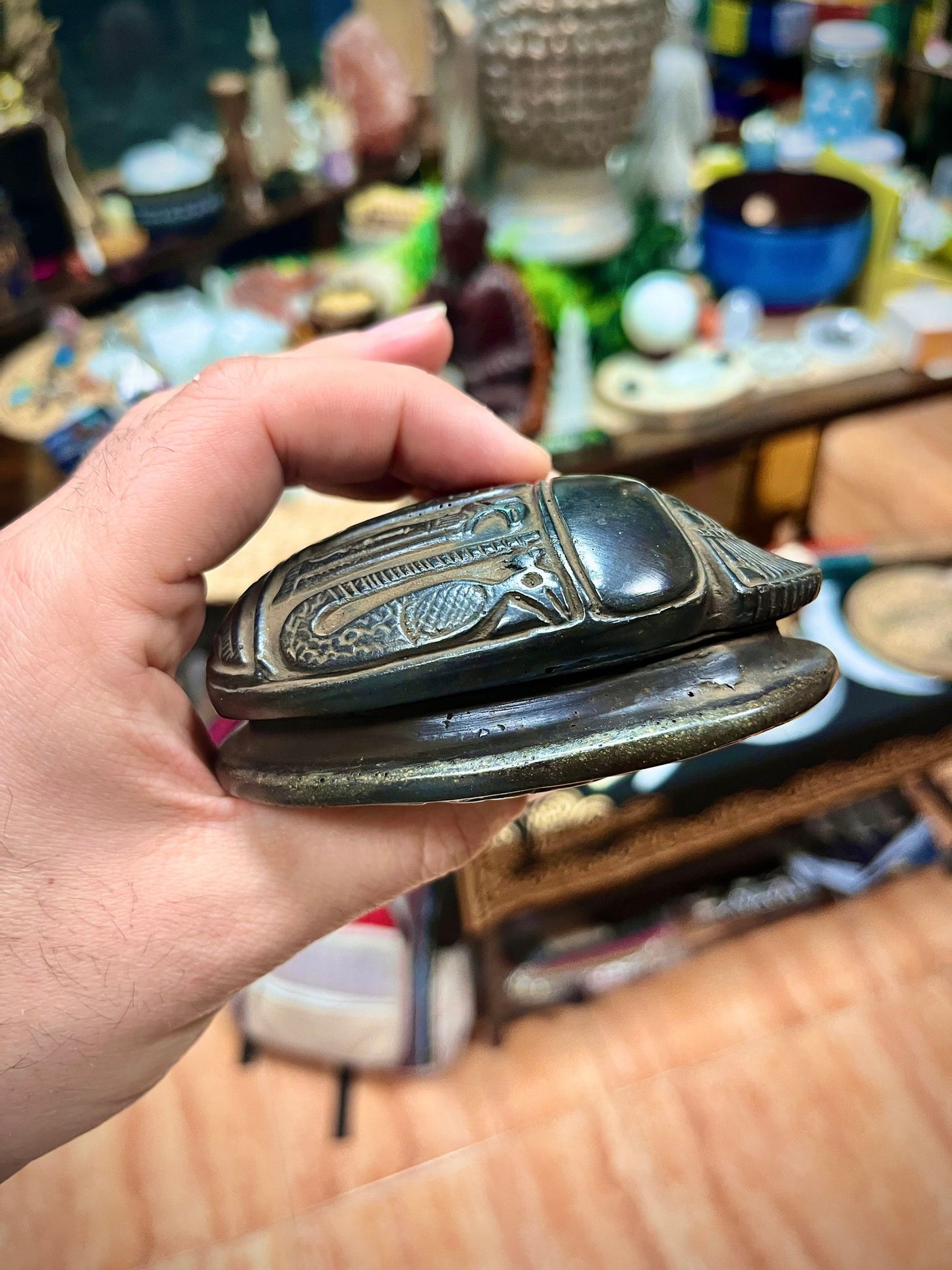 Escarabajos Egipcios – Amuletos de Protección y Renacimiento