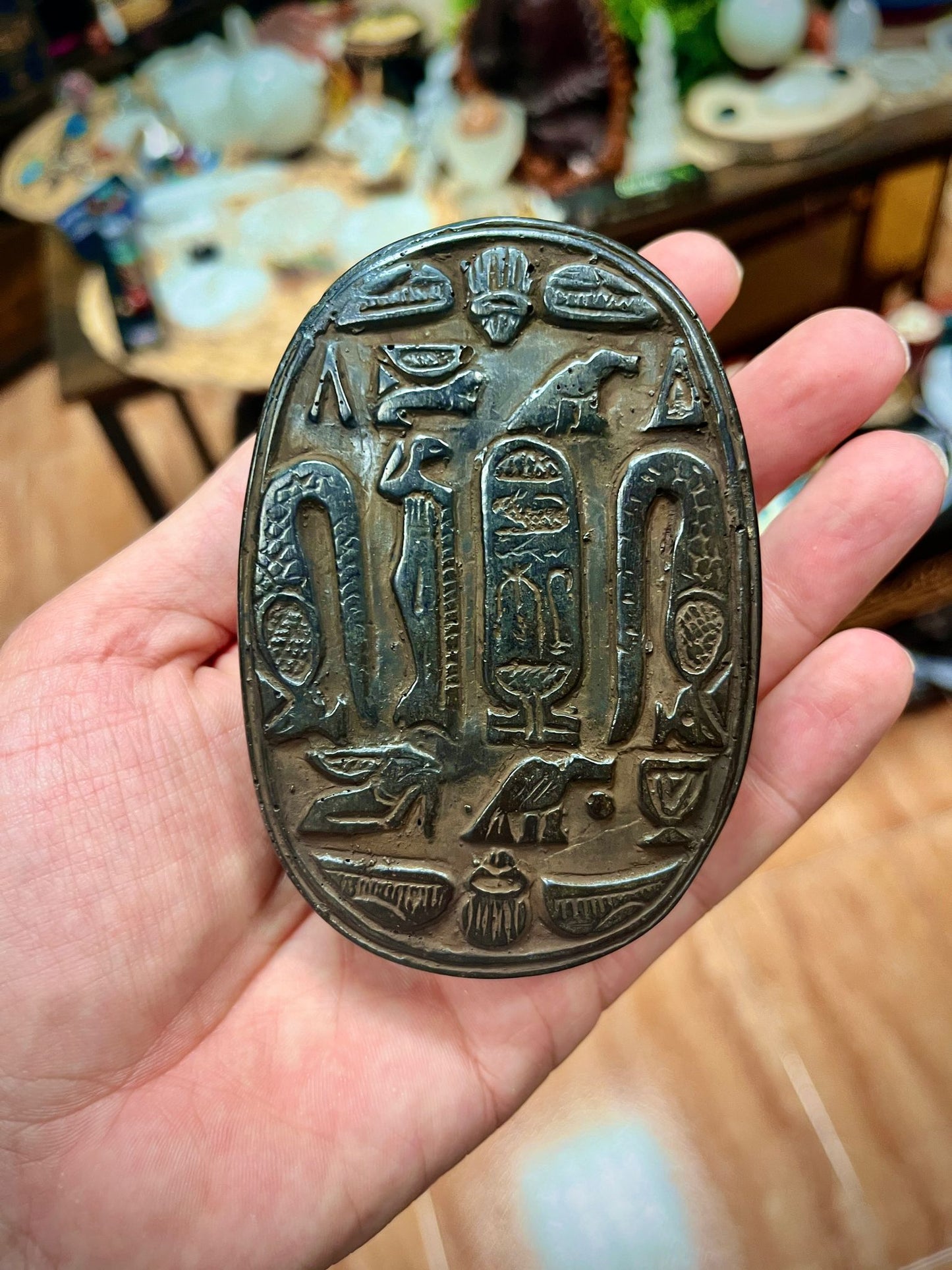 Escarabajos Egipcios – Amuletos de Protección y Renacimiento