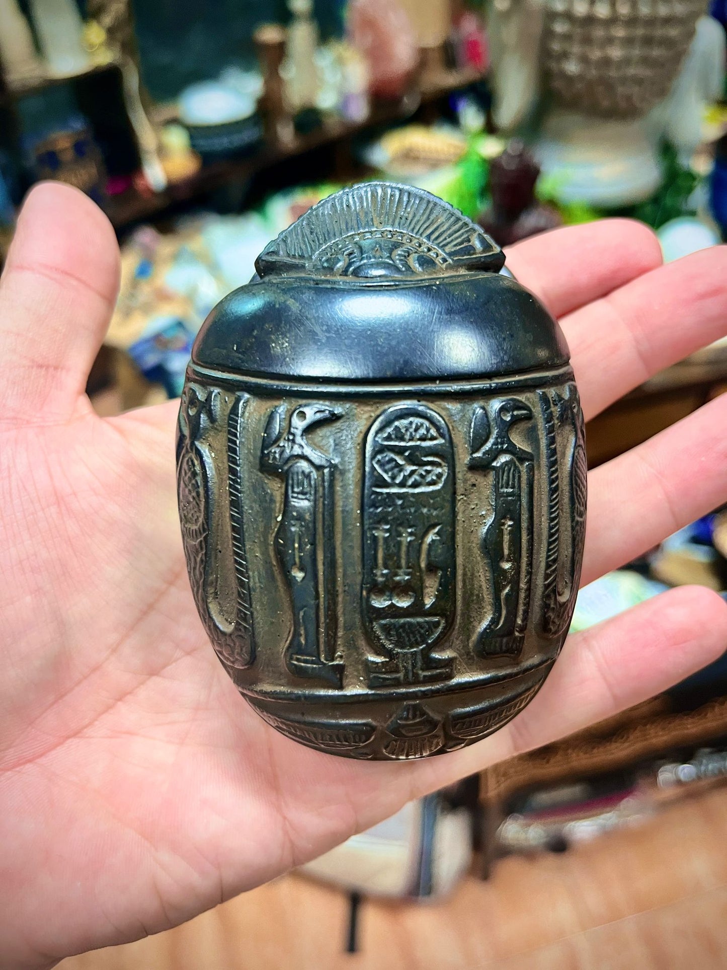 Escarabajos Egipcios – Amuletos de Protección y Renacimiento