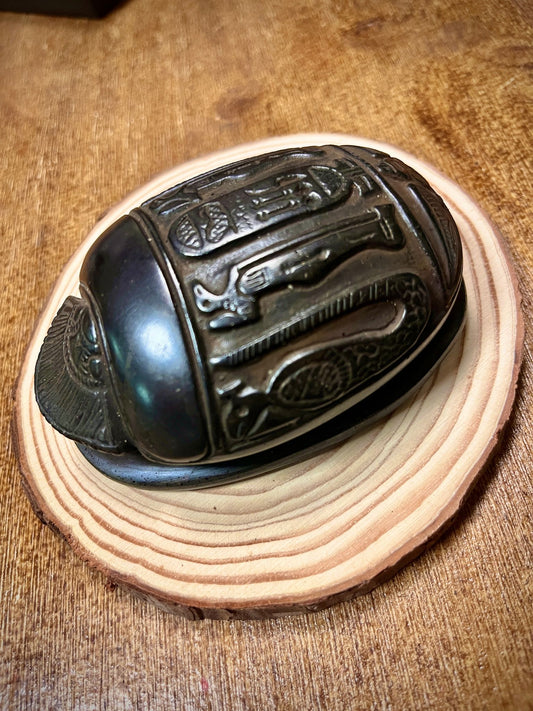 Escarabajos Egipcios – Amuletos de Protección y Renacimiento