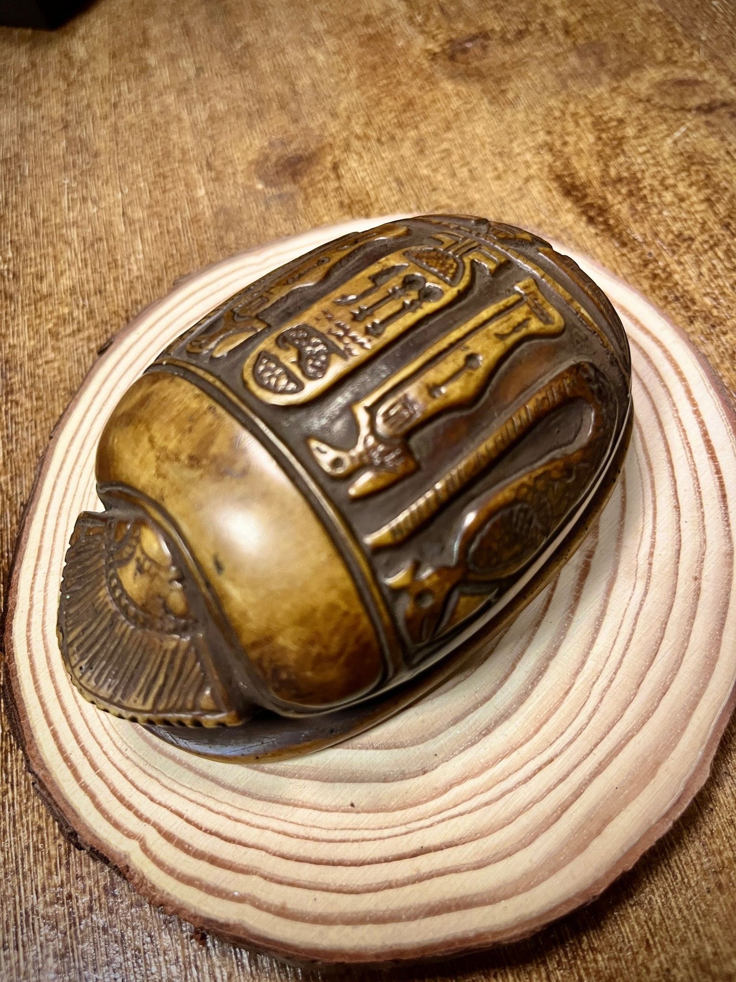 Escarabajos Egipcios – Amuletos de Protección y Renacimiento