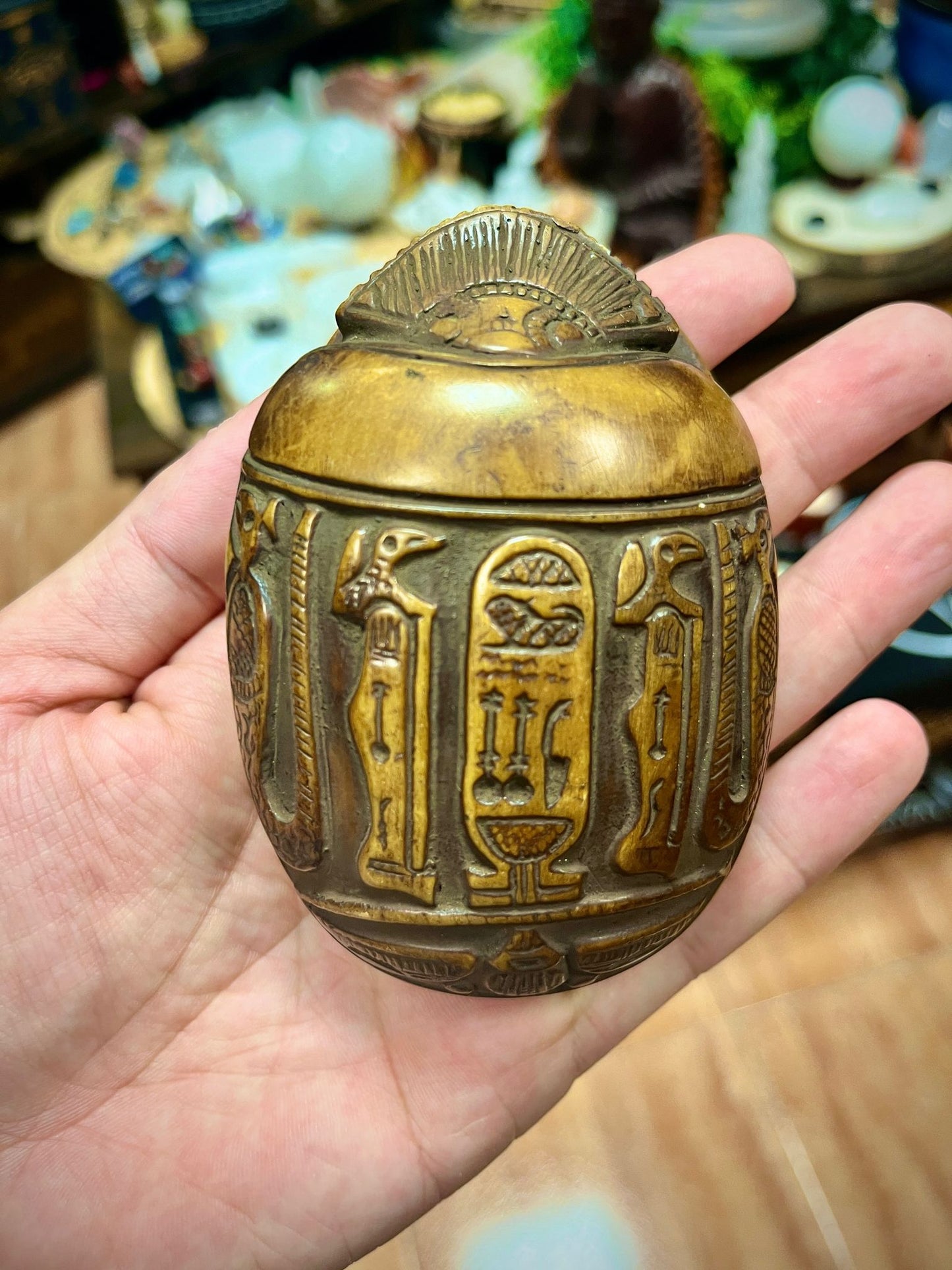 Escarabajos Egipcios – Amuletos de Protección y Renacimiento