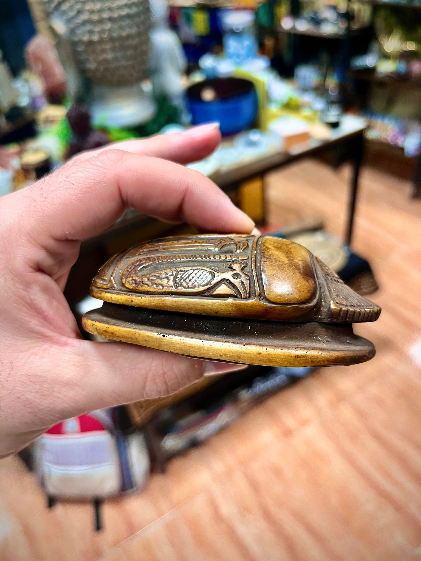 Escarabajos Egipcios – Amuletos de Protección y Renacimiento