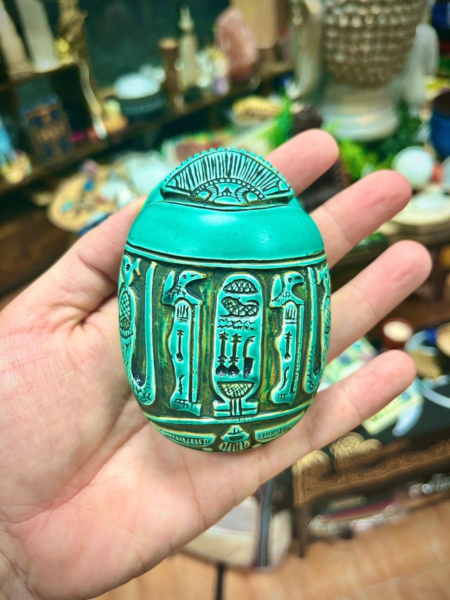 Escarabajos Egipcios – Amuletos de Protección y Renacimiento