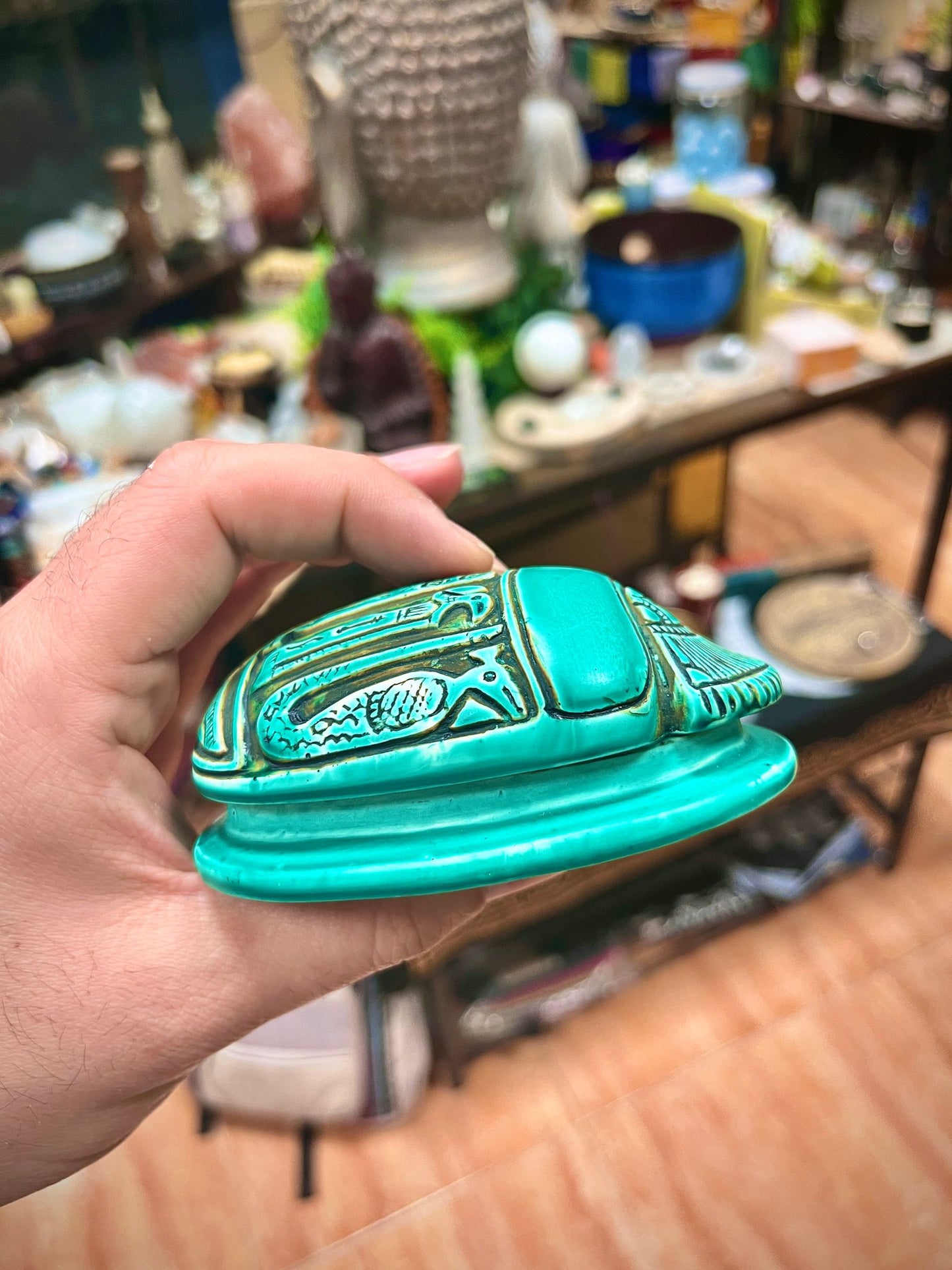 Escarabajos Egipcios – Amuletos de Protección y Renacimiento