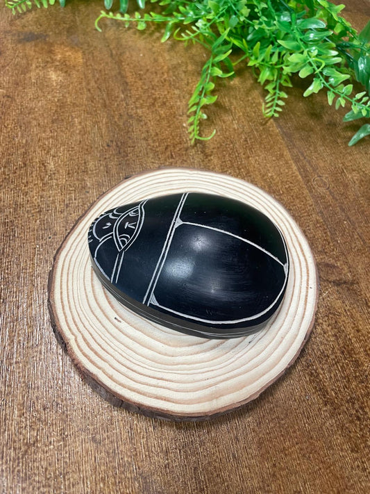 Escarabajo Negro Egipcio – Amuleto de Protección y Renacimiento Ancestral