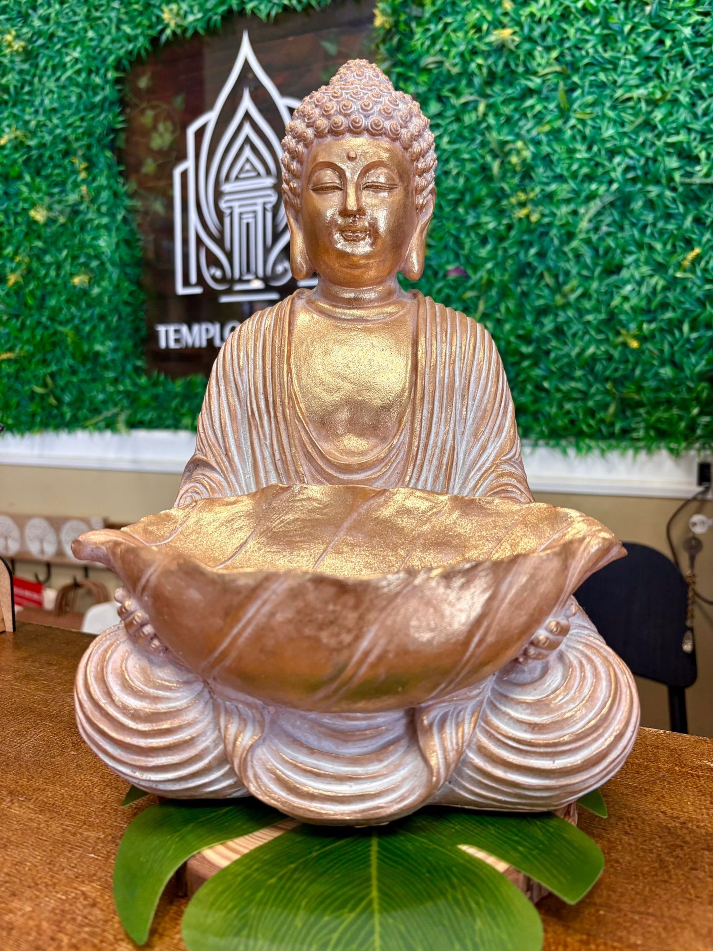 🧘♀️ Figura de Buda con cuenco de loto – Para atraer abundancia, paz y energía sagrada