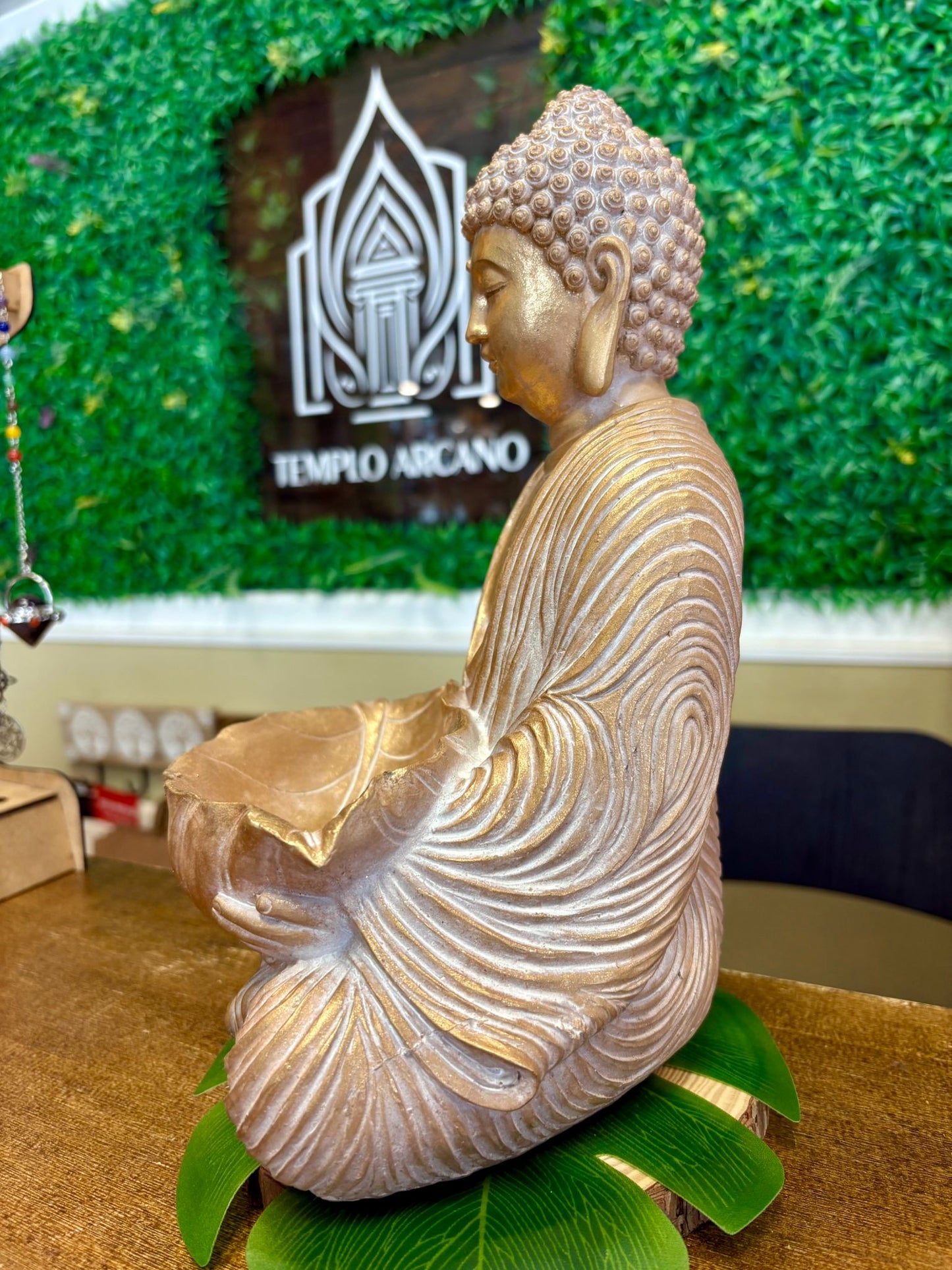 🧘♀️ Figura de Buda con cuenco de loto – Para atraer abundancia, paz y energía sagrada