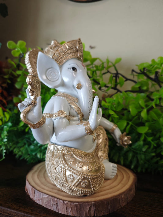 Figura de Ganesha en Blanco y Dorado – Dios Hindú de la Abundancia, Sabiduría y Protección