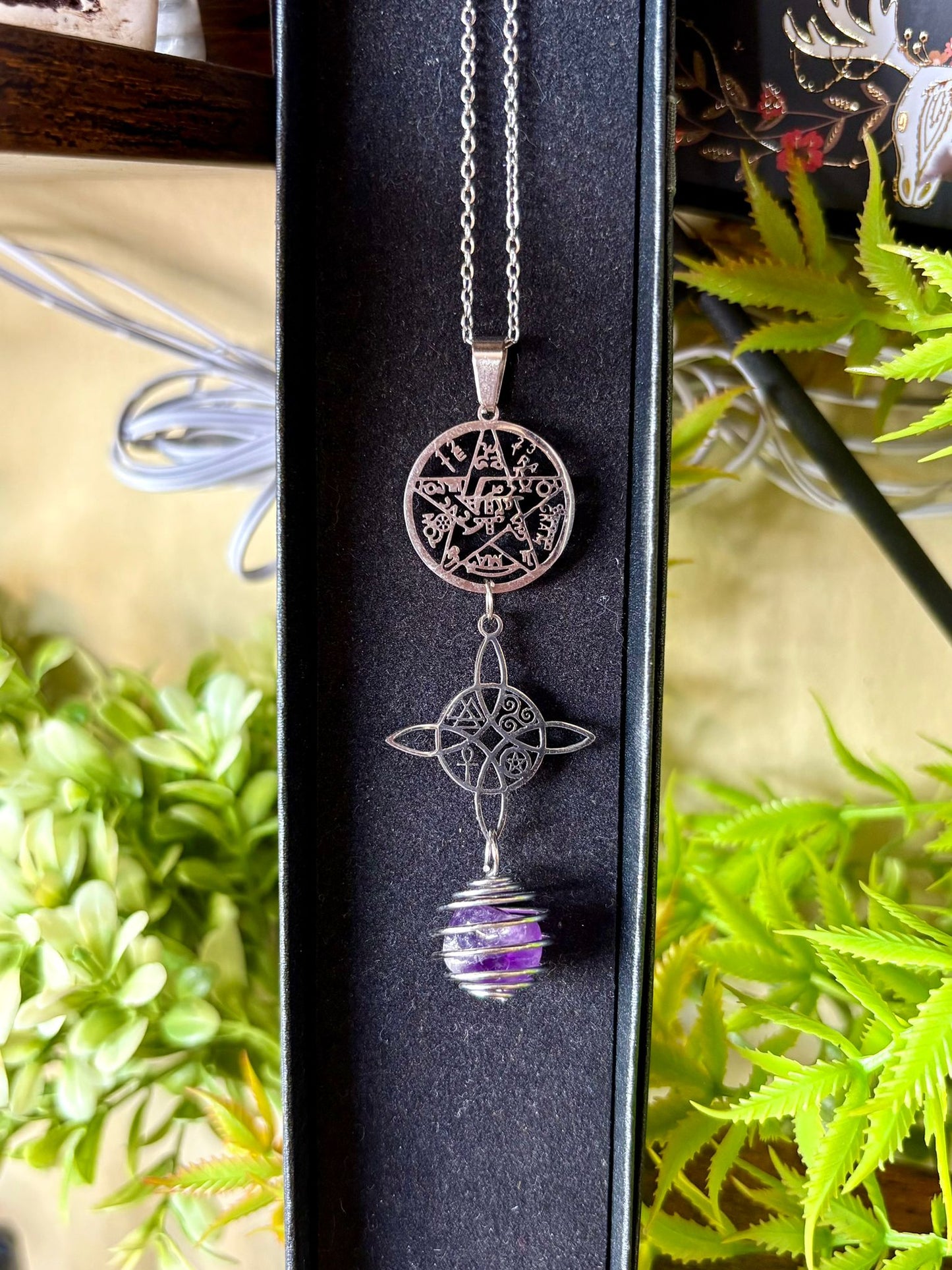 Colgante Triple Protección con Amatista, Tetragrámaton y Nudo de Bruja – Poder espiritual, protección y transmutación