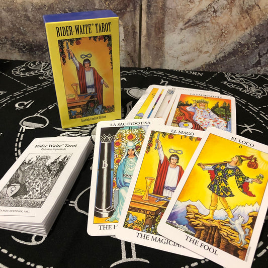 Baraja Rider Waite de tarot sobre una superficie de lectura, Templo Arcano