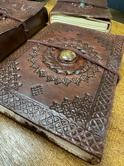 Libreta artesanal de cuero con mineral