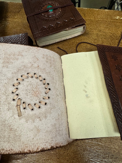 Libreta artesanal de cuero con mineral