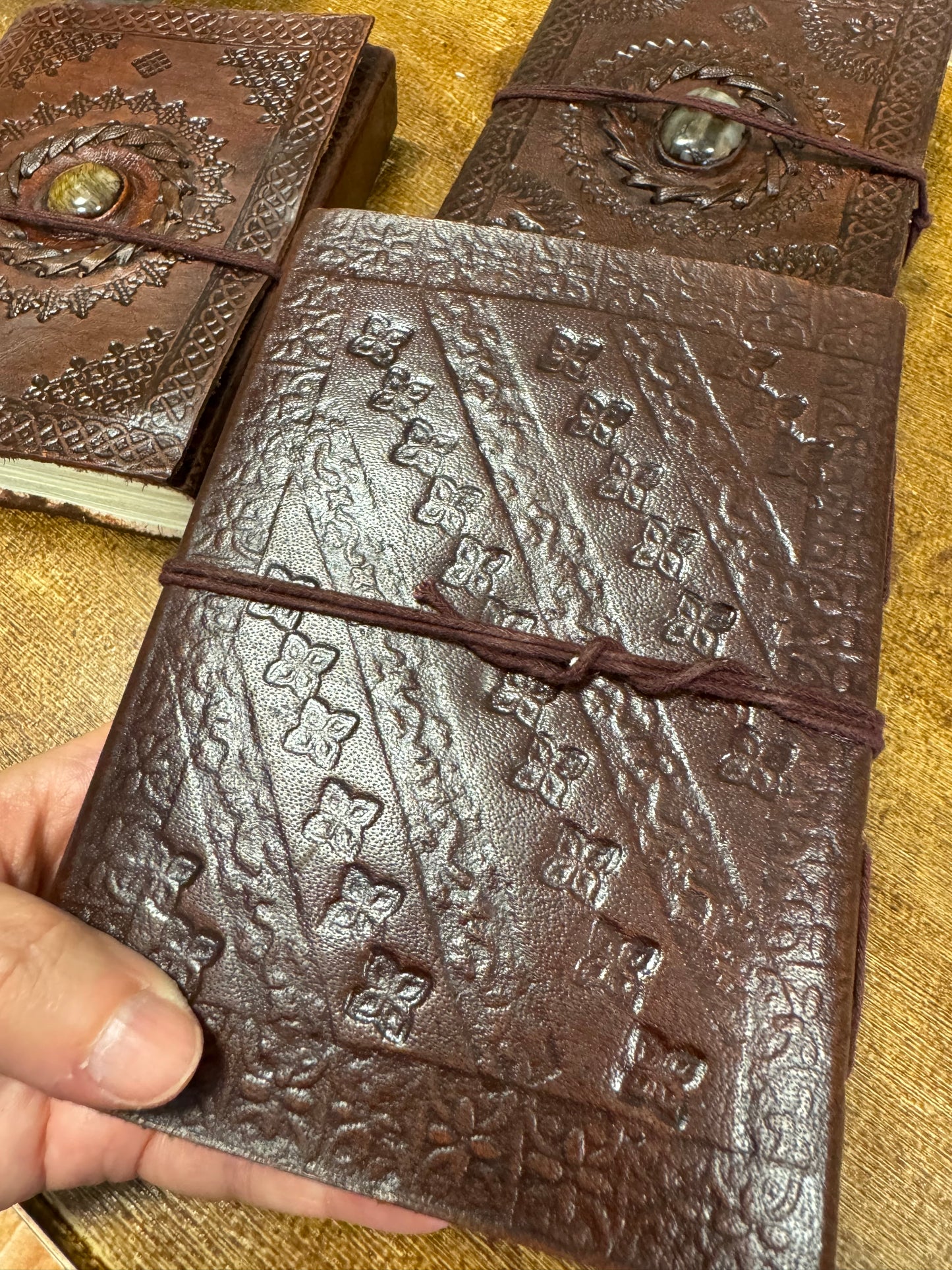 Libreta artesanal de cuero con mineral