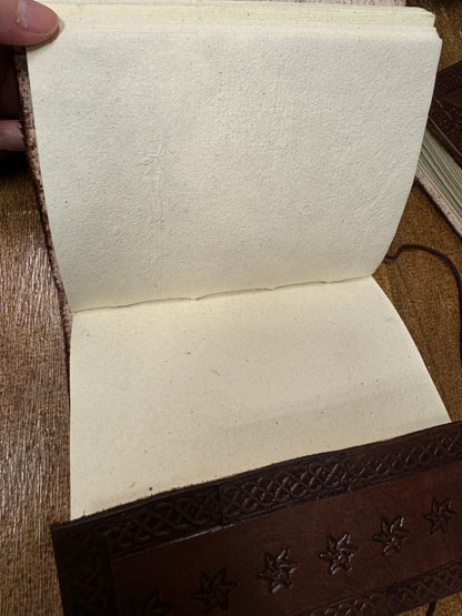 Libreta artesanal de cuero con mineral