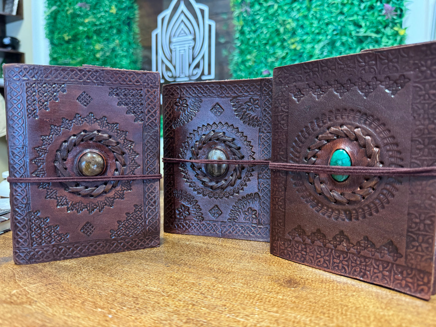 Libreta artesanal de cuero con mineral