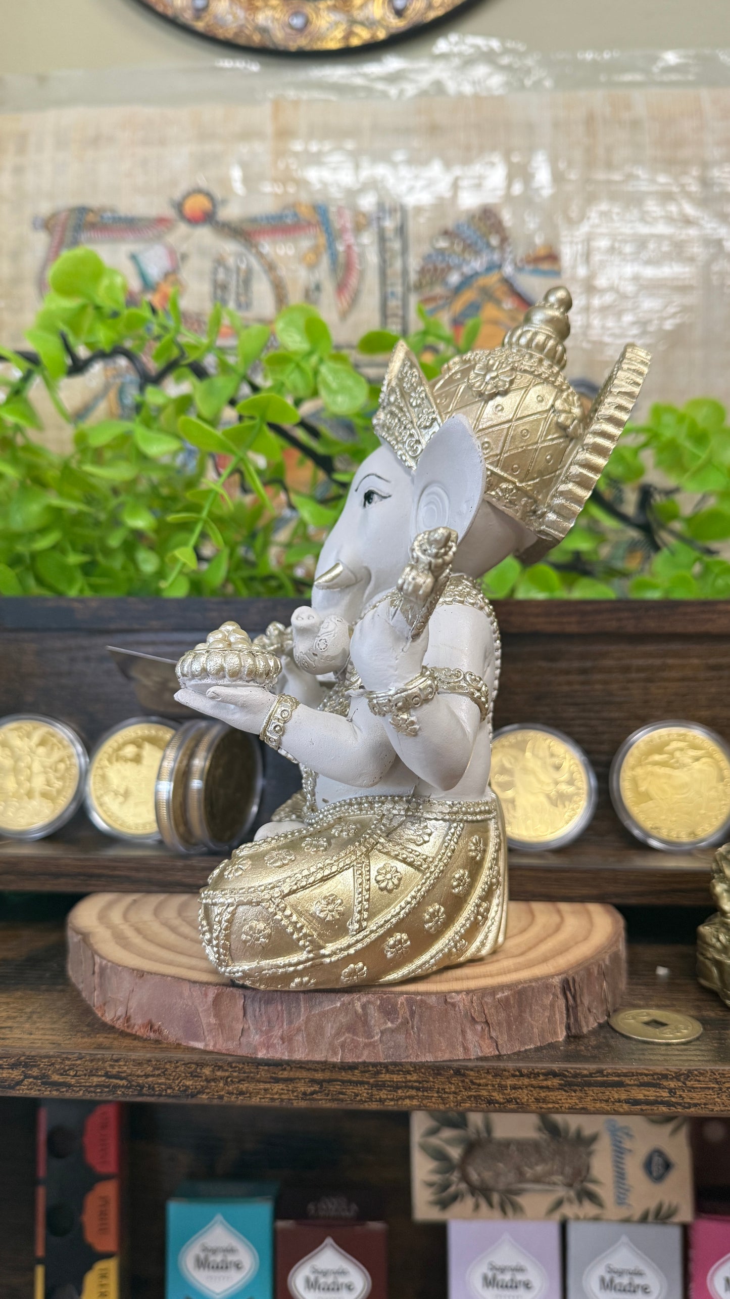Figura de Ganesha en Blanco y Dorado – Dios Hindú de la Abundancia, Sabiduría y Protección