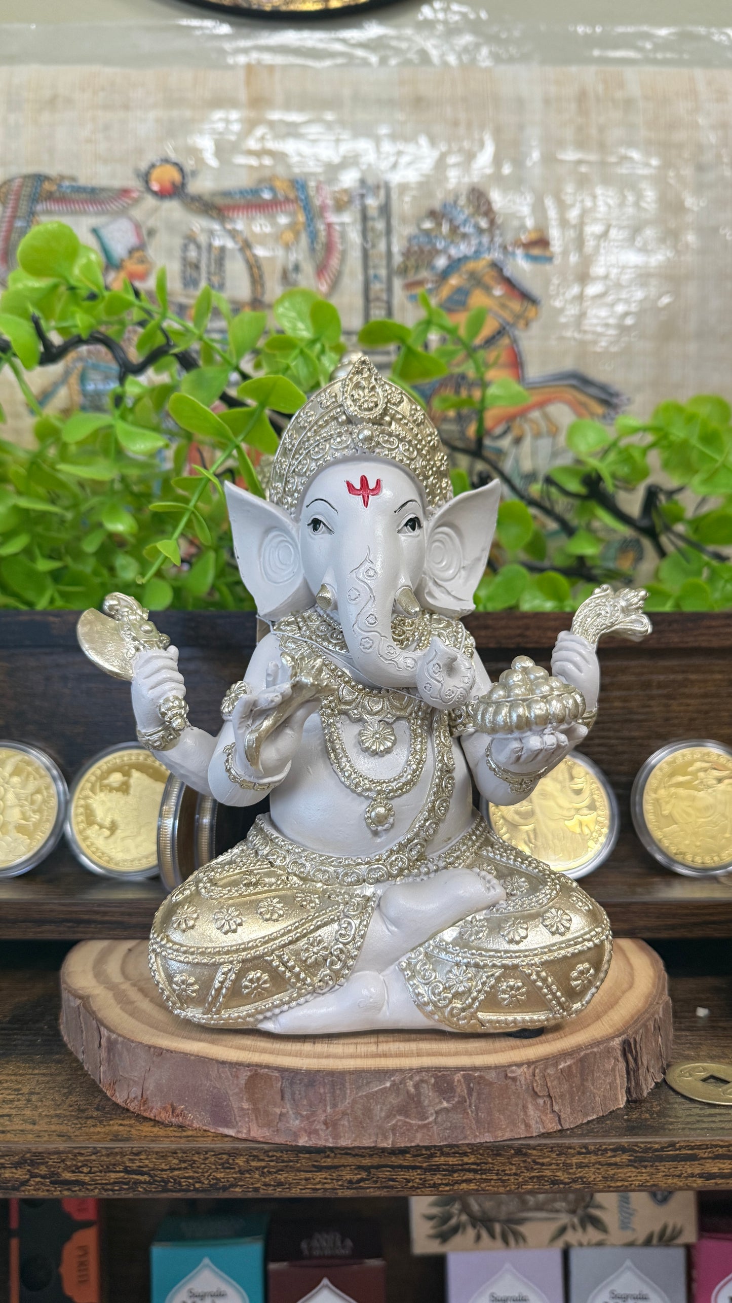 Figura de Ganesha en Blanco y Dorado – Dios Hindú de la Abundancia, Sabiduría y Protección