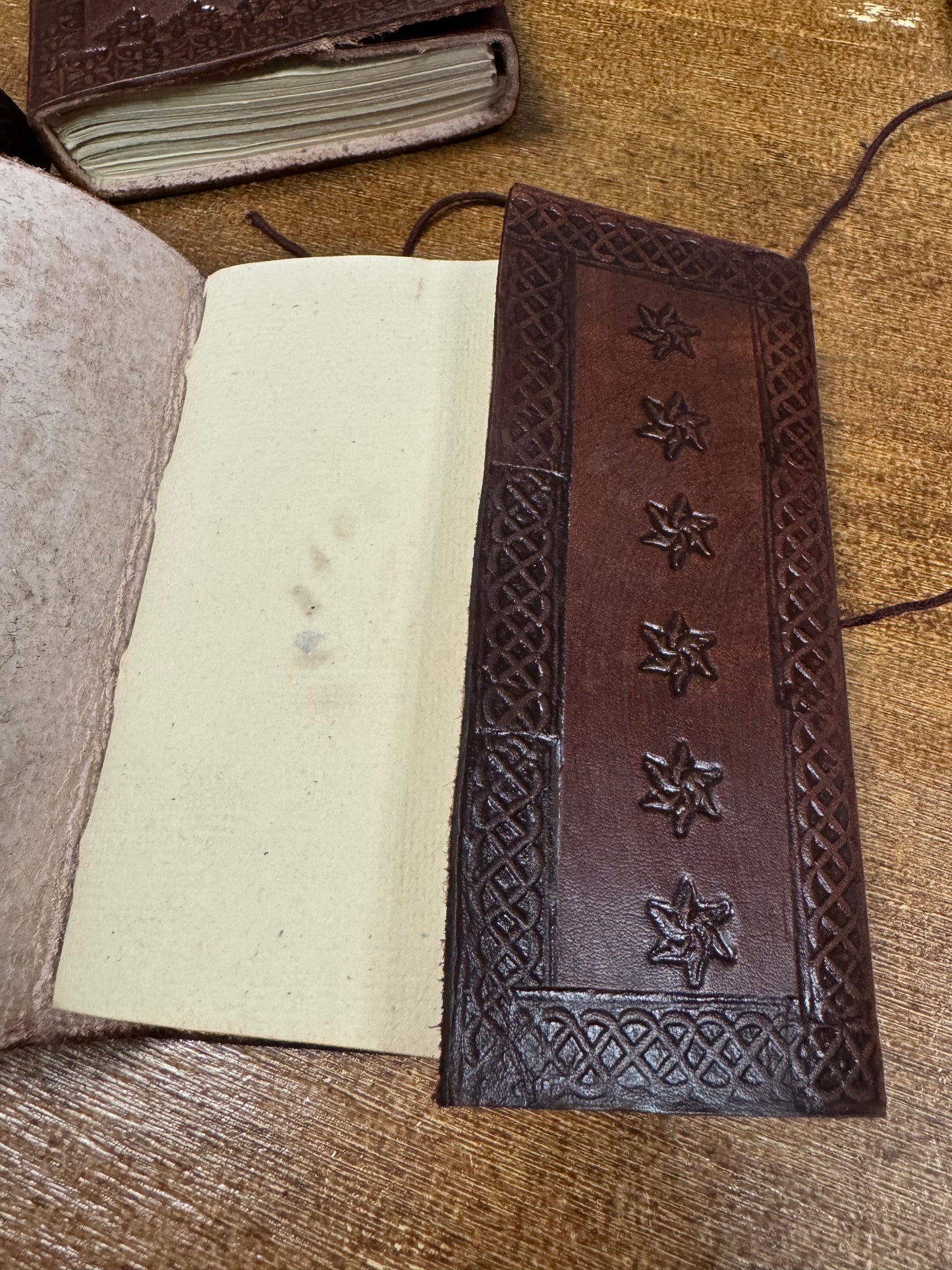 Libreta artesanal de cuero con mineral