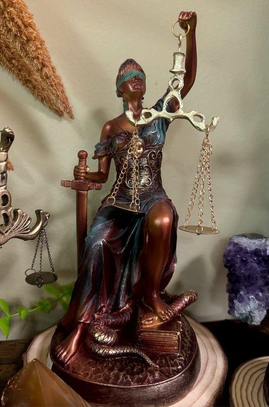 Figura Diosa de la Justicia Sentada
