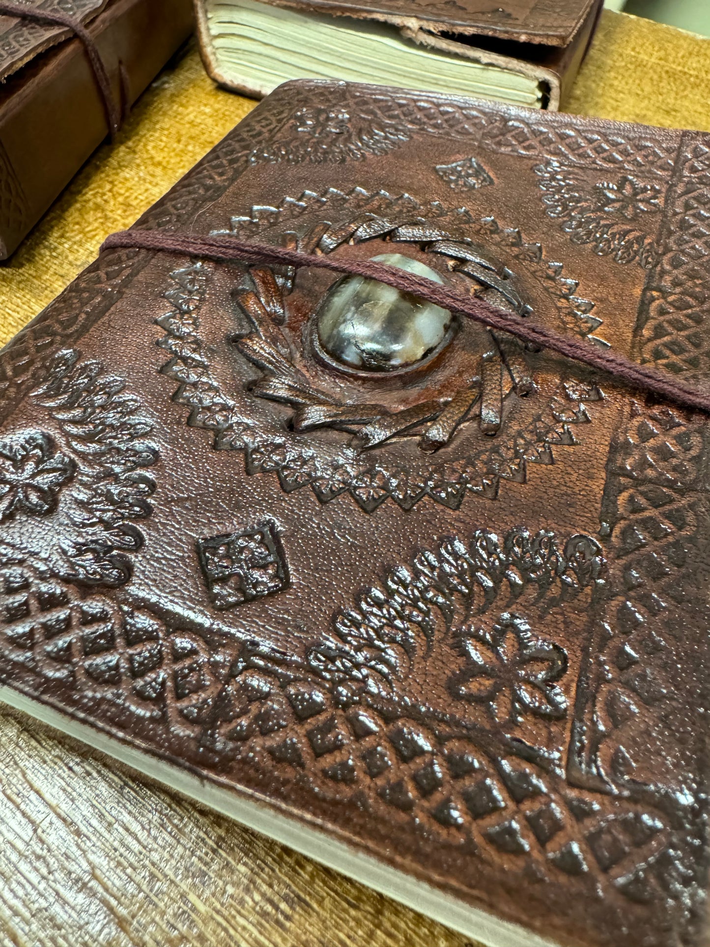 Libreta artesanal de cuero con mineral