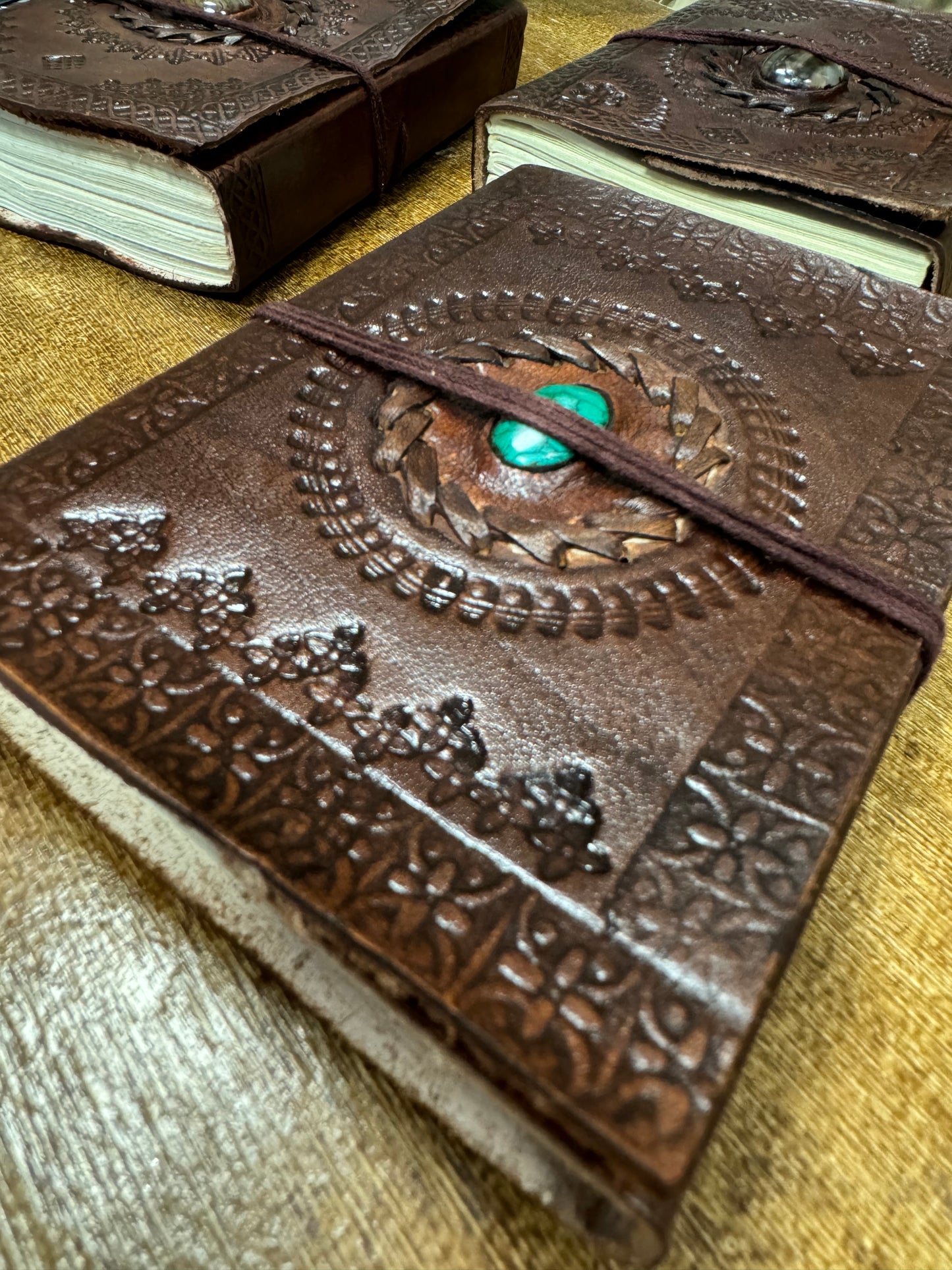 Libreta artesanal de cuero con mineral