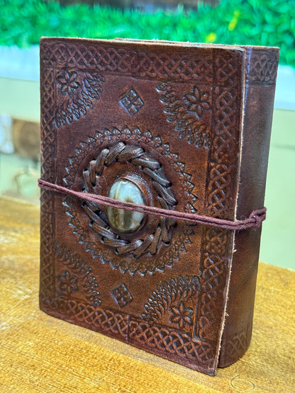 Libreta artesanal de cuero con mineral