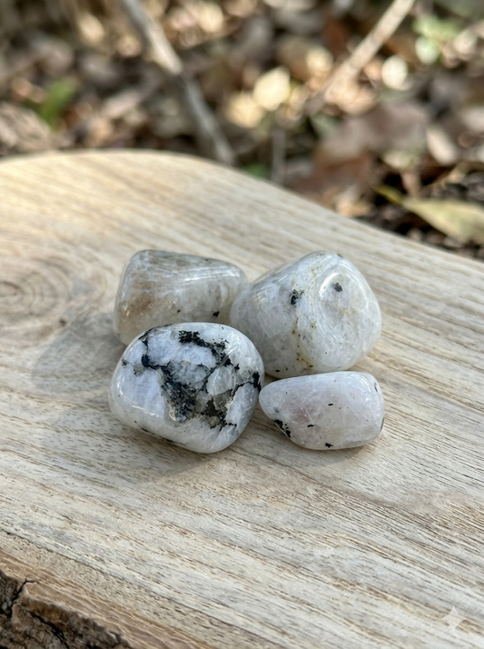 Piedra luna pulida — mineral de la intuición y equilibrio
