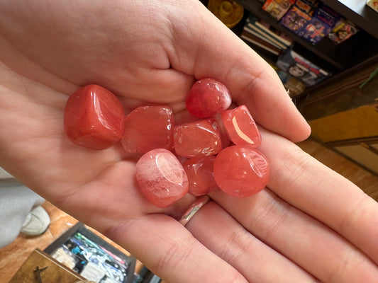 Cuarzo cereza pulido— mineral de la alegría y motivación