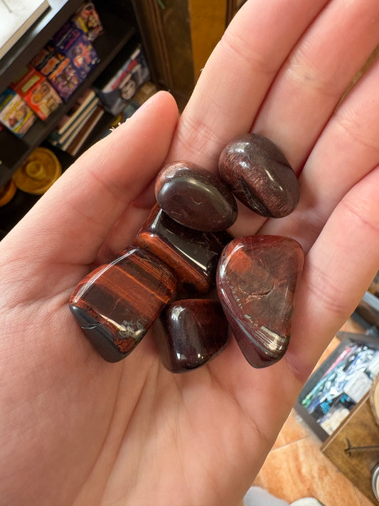 Fucsita con rubí pulido — mineral de la energía y la emoción