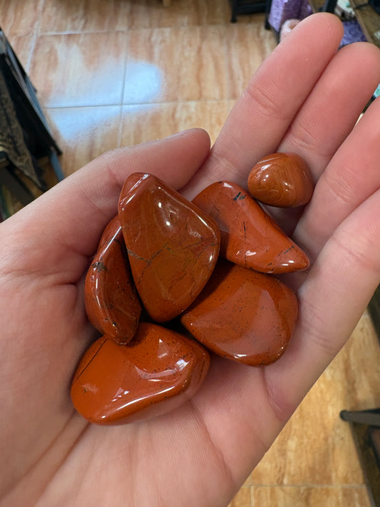 Jaspe rojo pulido — mineral de la vitalidad y seguridad