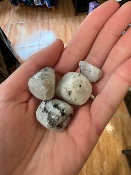 Piedra luna pulida — mineral de la intuición y equilibrio