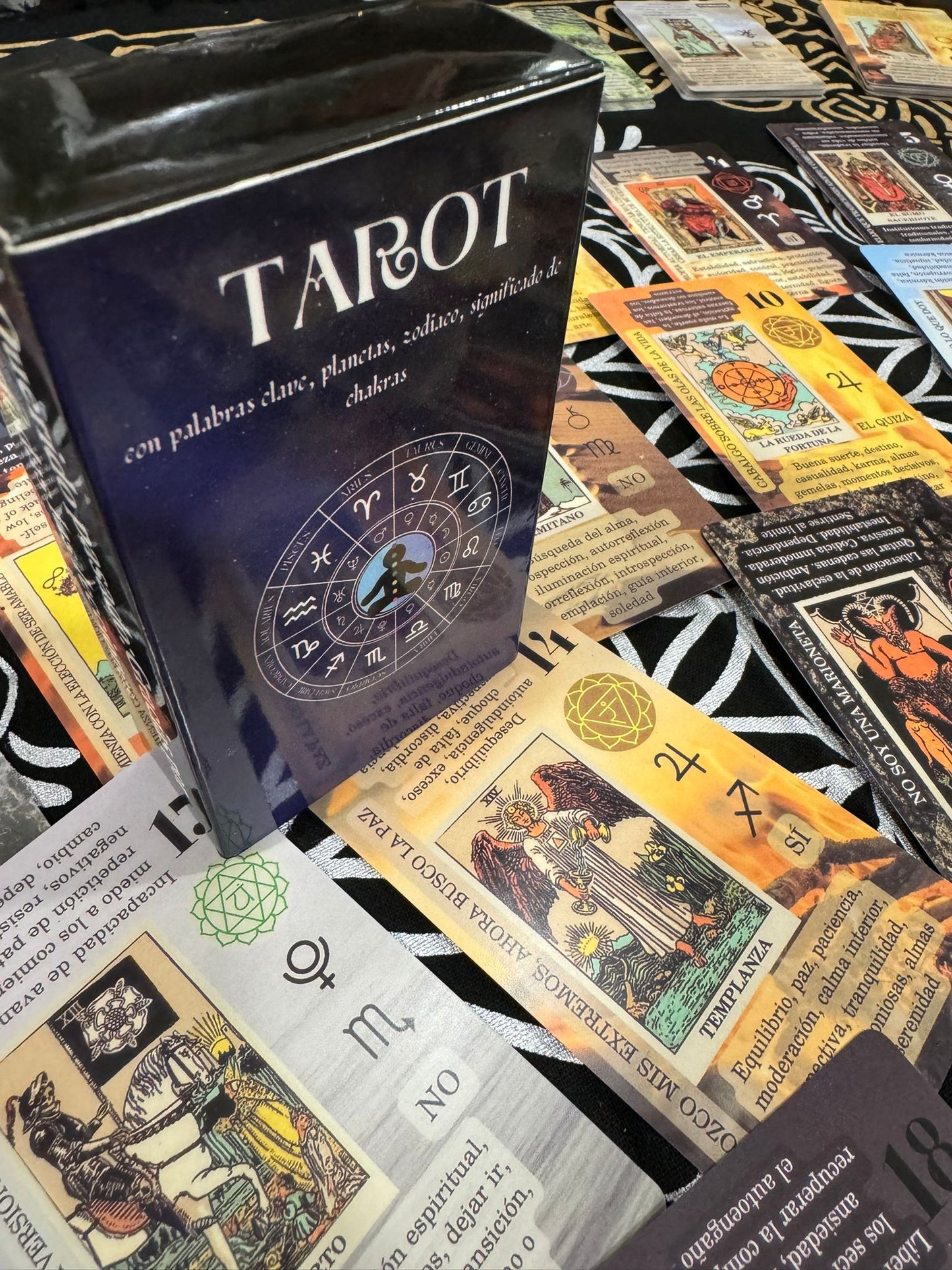 TAROT PARA PRINCIPIANTES con significados, palabras clave, invertidas, chakras, planetas, zodiacos, elementos, sí o no, afirmaciones - Templo Arcano