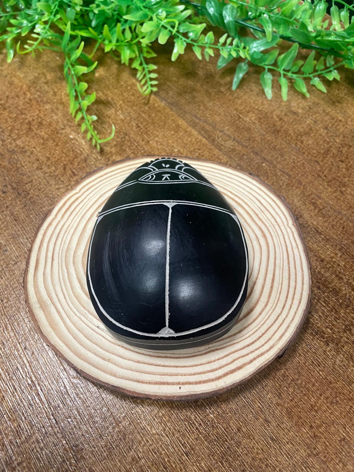 Escarabajo Negro Egipcio – Amuleto de Protección y Renacimiento Ancestral