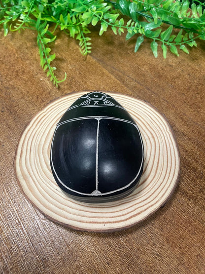 Escarabajo Negro Egipcio – Amuleto de Protección y Renacimiento Ancestral