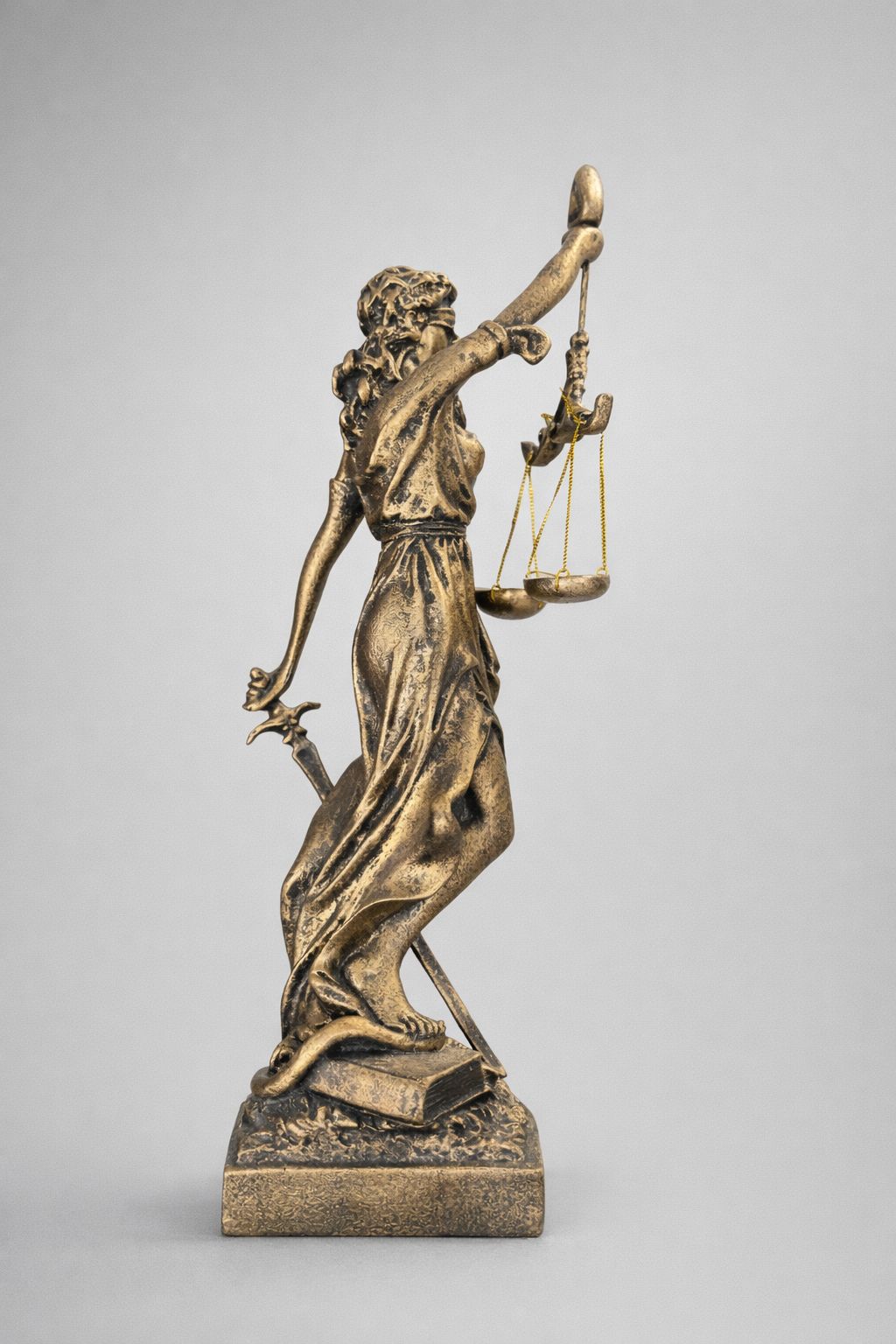 Diosa de la Justicia – Figura Decorativa en Resina Bronce