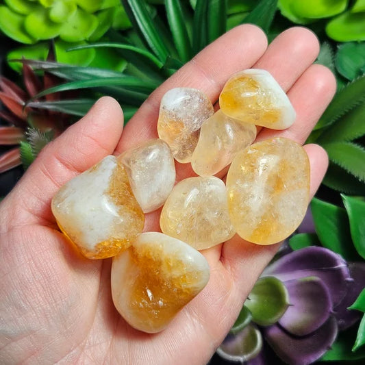 Citrino pulido— mineral de la abundancia y la energía solar